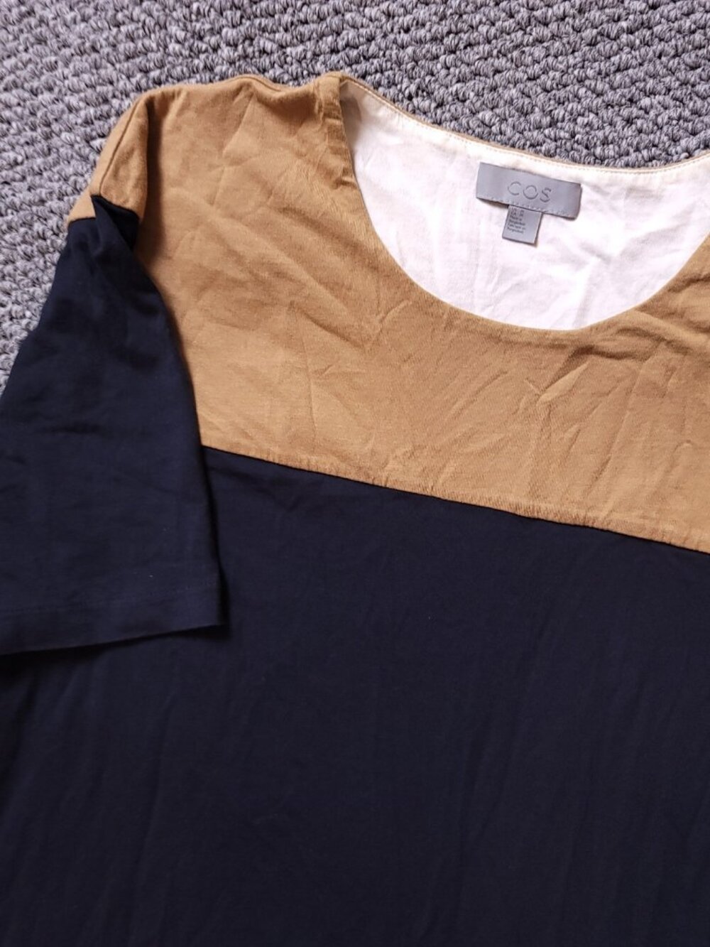 COS Mens M Medium T Shirt Crewneck Color Block Navy Blue Tan Cotton Short Sleeve